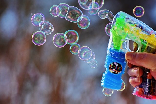 Мыльные пузыри - подарок внуку от бабушки и дедушки
