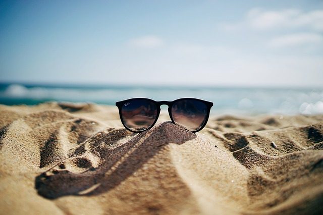 Солнцезащитные очки - идеи подарков для путешественников