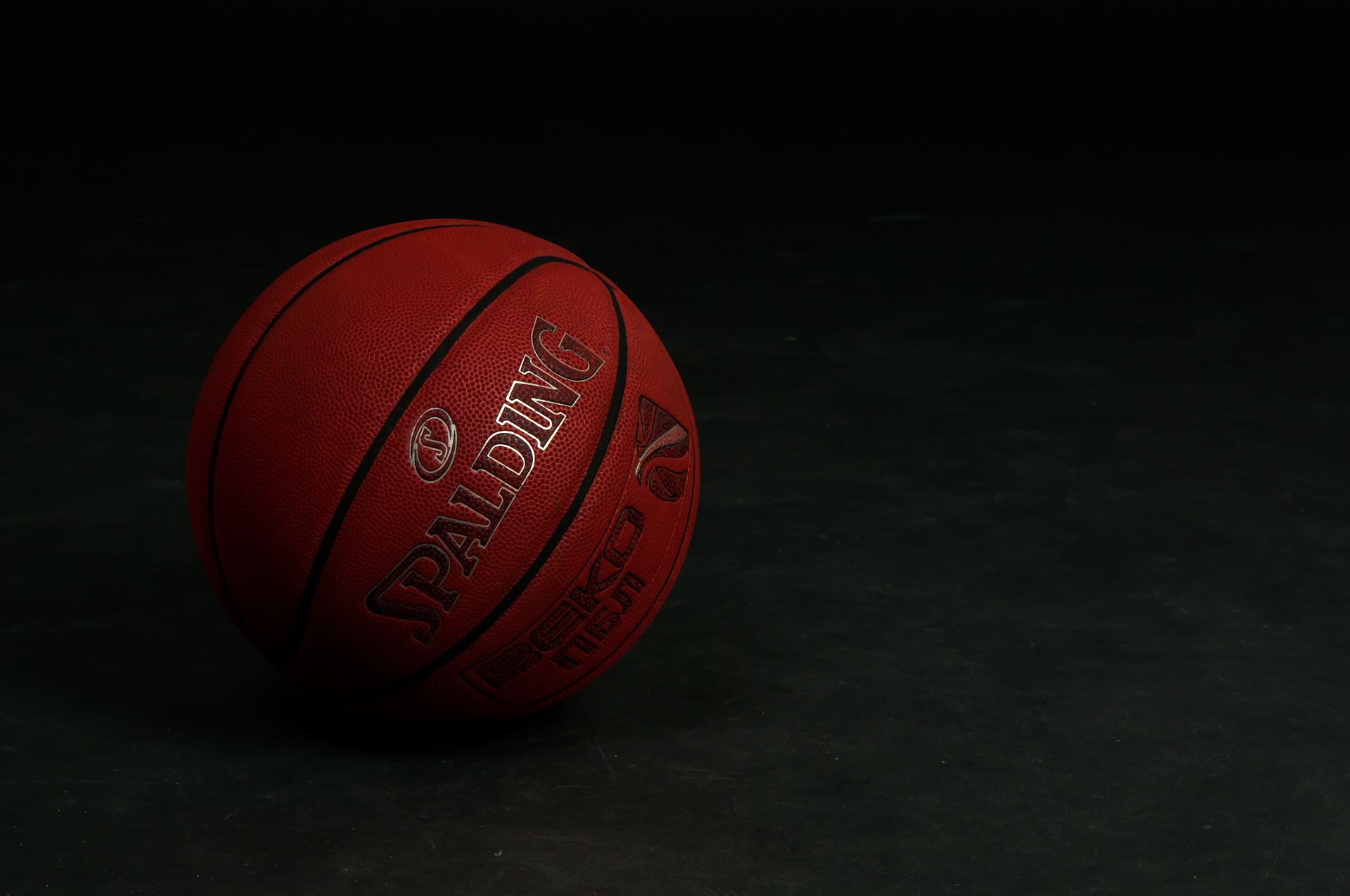 Баскетбольный мяч - Что подарить баскетболисту