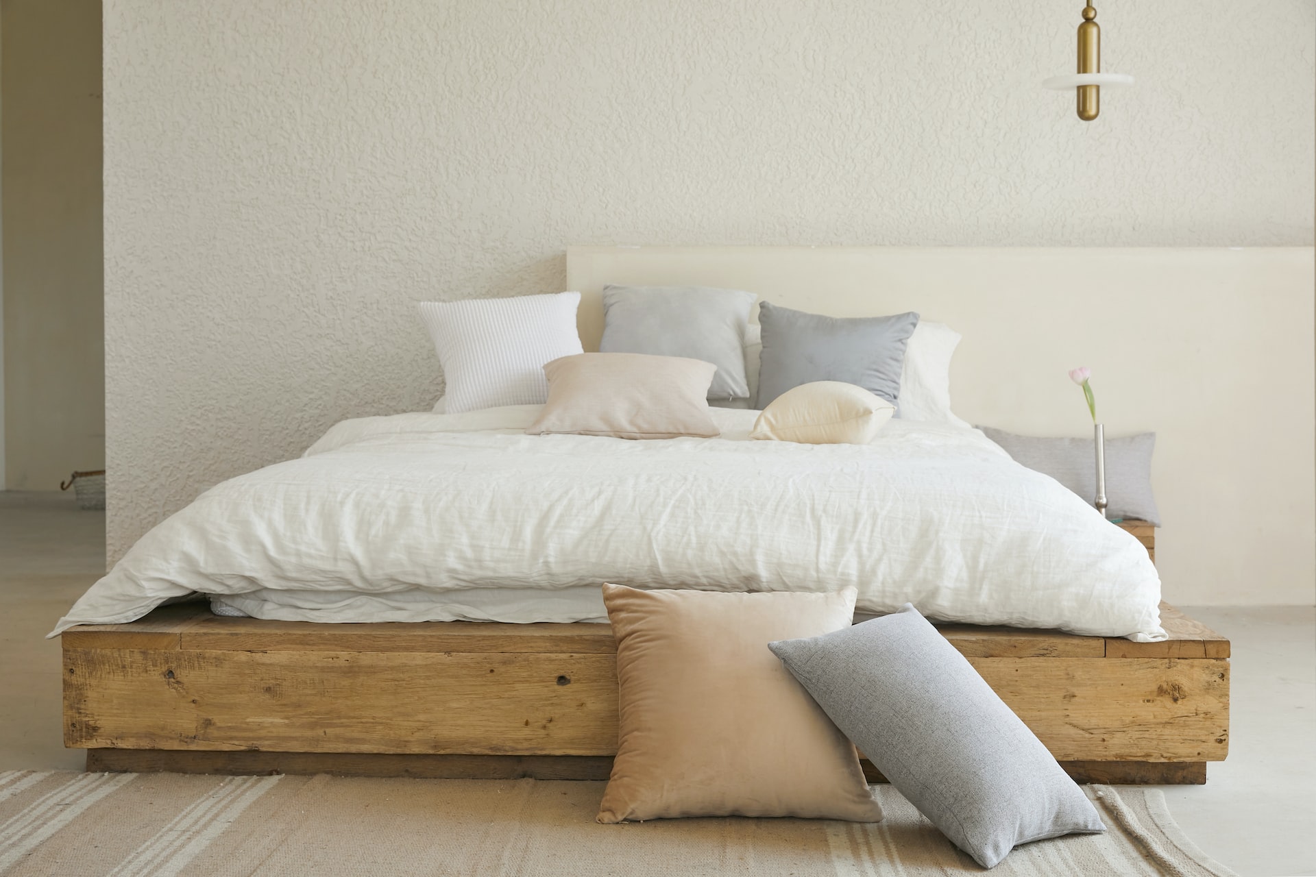 Подушки для дивана или кровати - Что подарить на новоселье