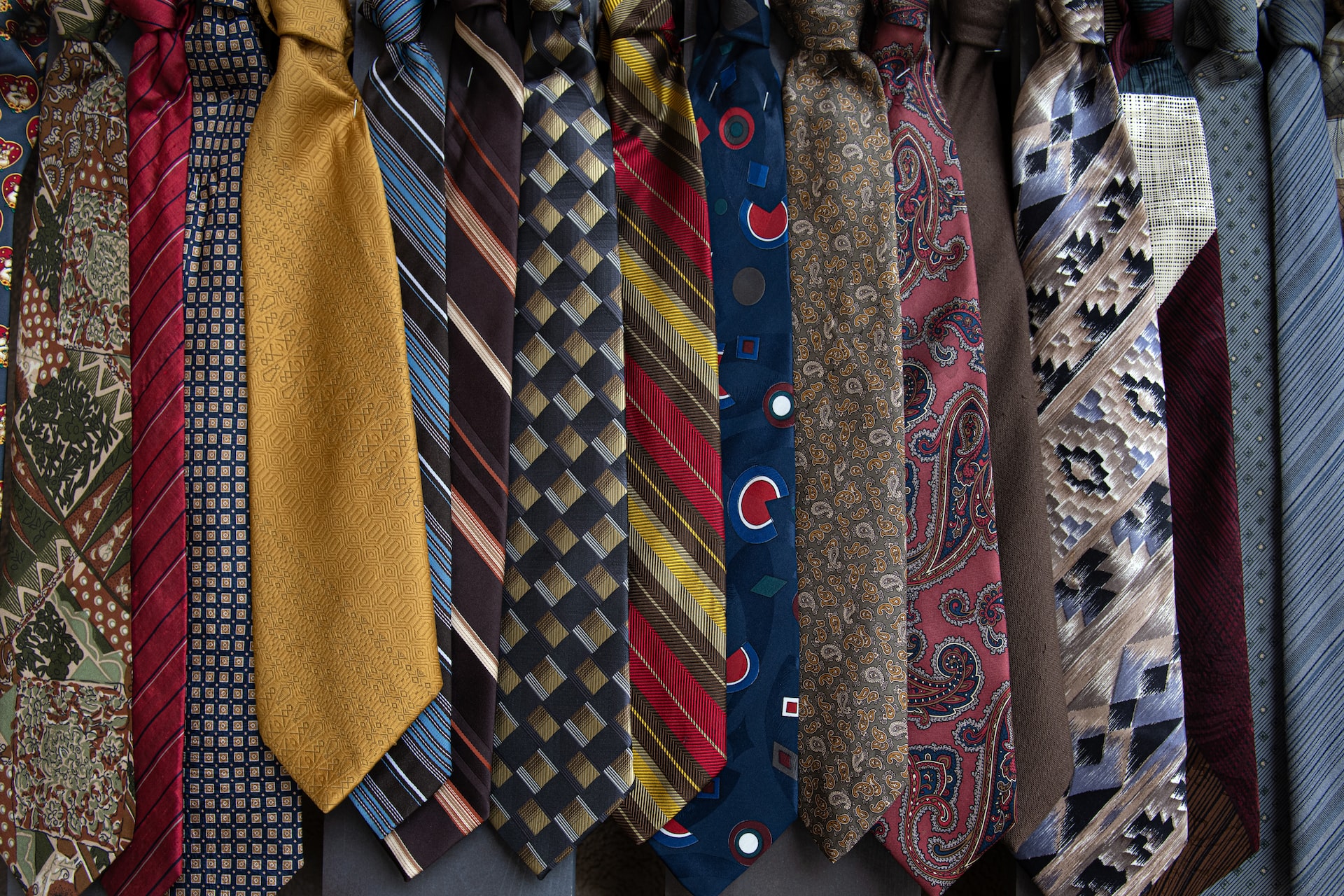 Стильные носки или галстук - Что подарить до 2000 рублей
