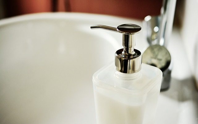 Оригинальный дозатор для жидкого мыла - 12 подарков для ванной комнаты
