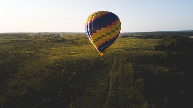 Полет на воздушном шаре - что подарить на свадьбу молодоженам