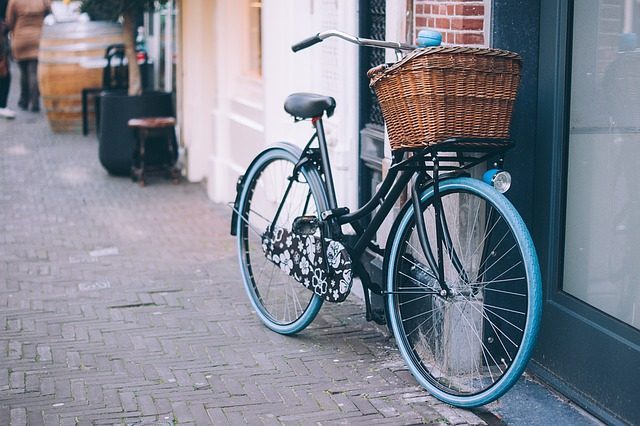 Винтажная корзина для пикника - что подарить велосипедисту